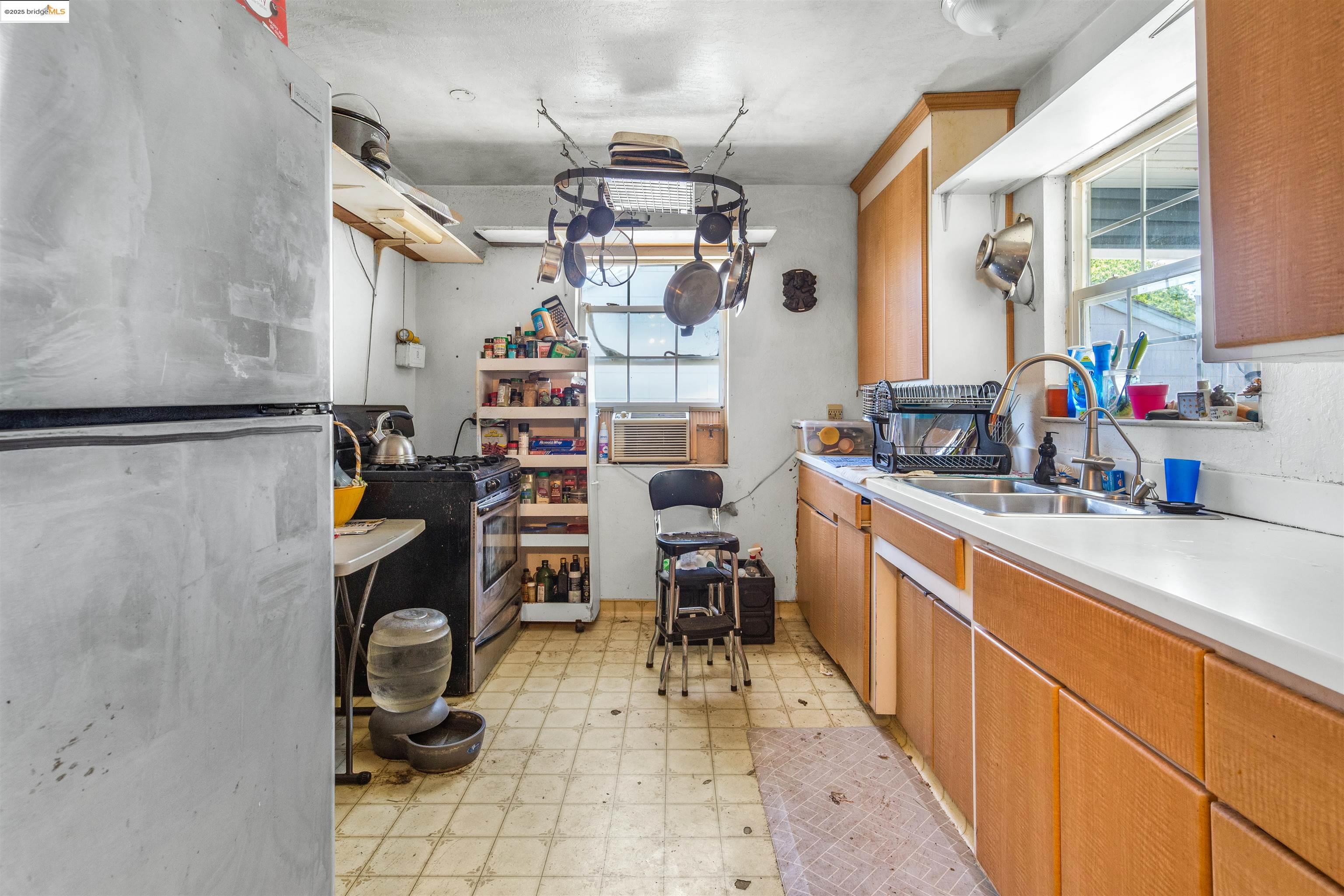 832 W 11Th St
