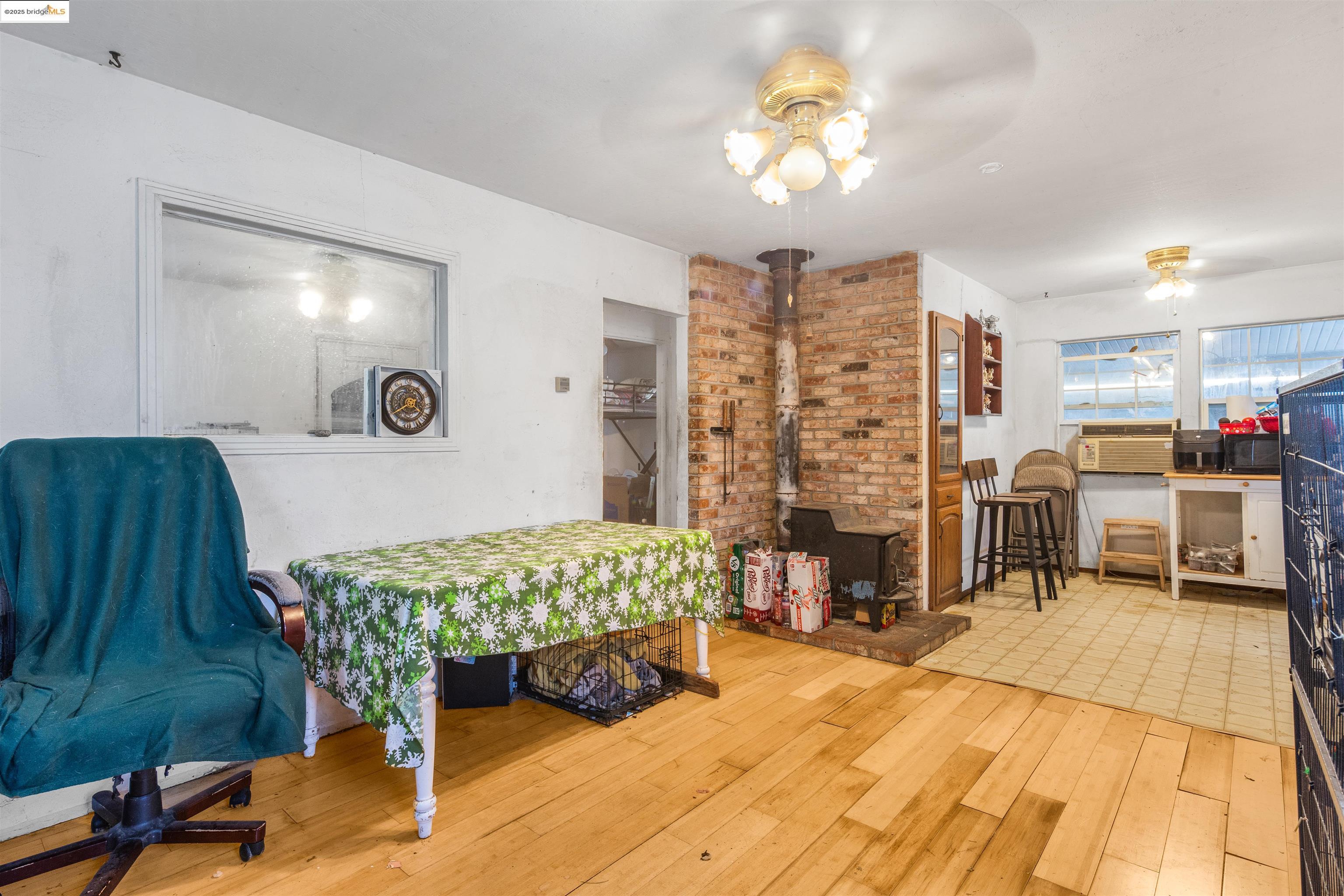 832 W 11Th St