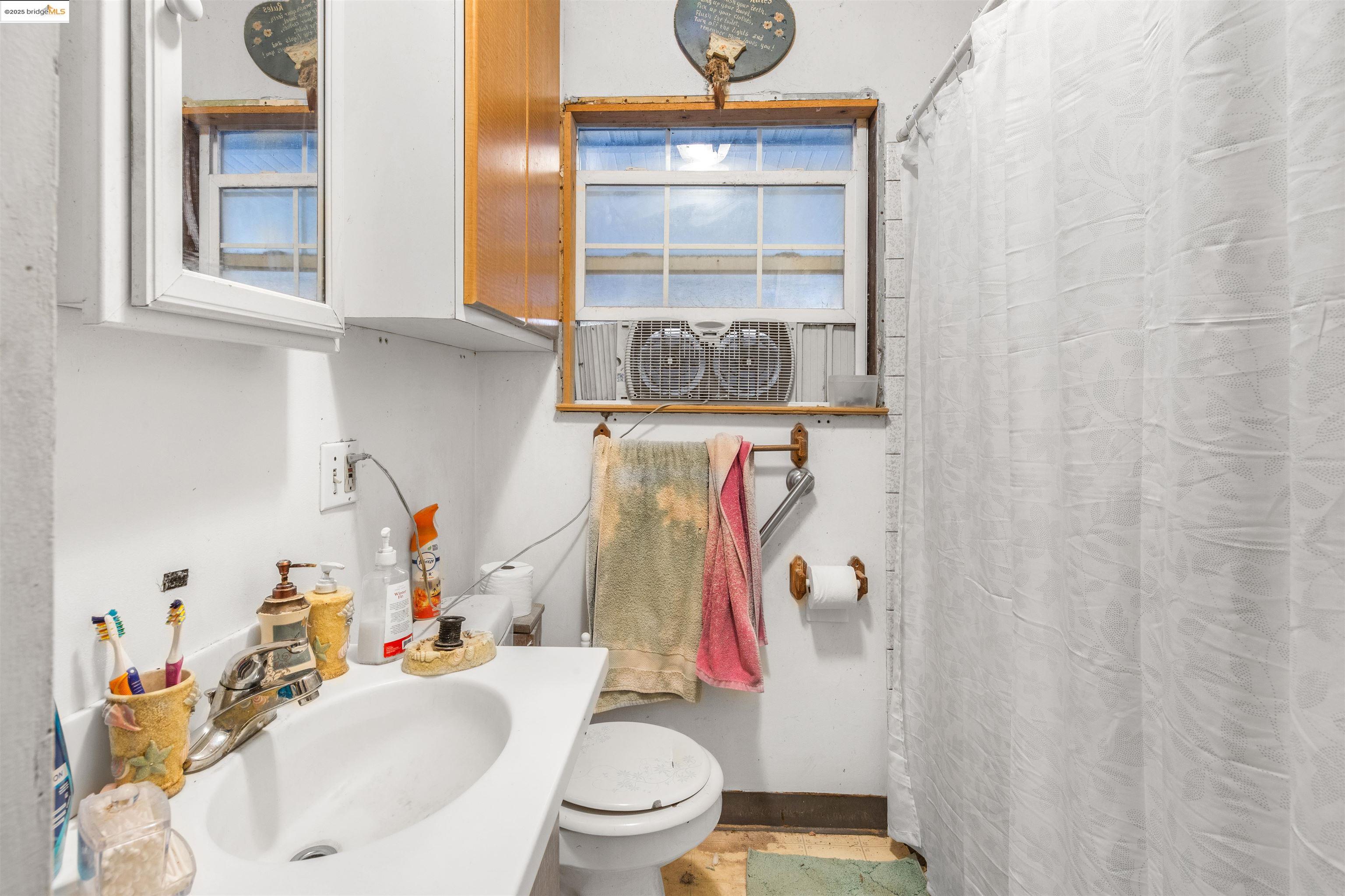 832 W 11Th St
