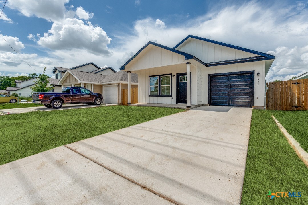 228 W Martindale