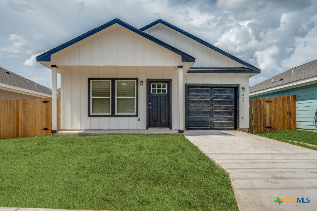 228 W Martindale