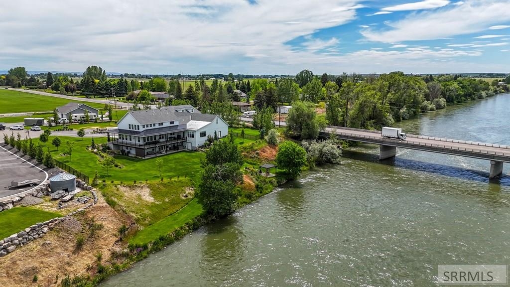 Wraparound deck with panoramic Snake River views, Shelley ID