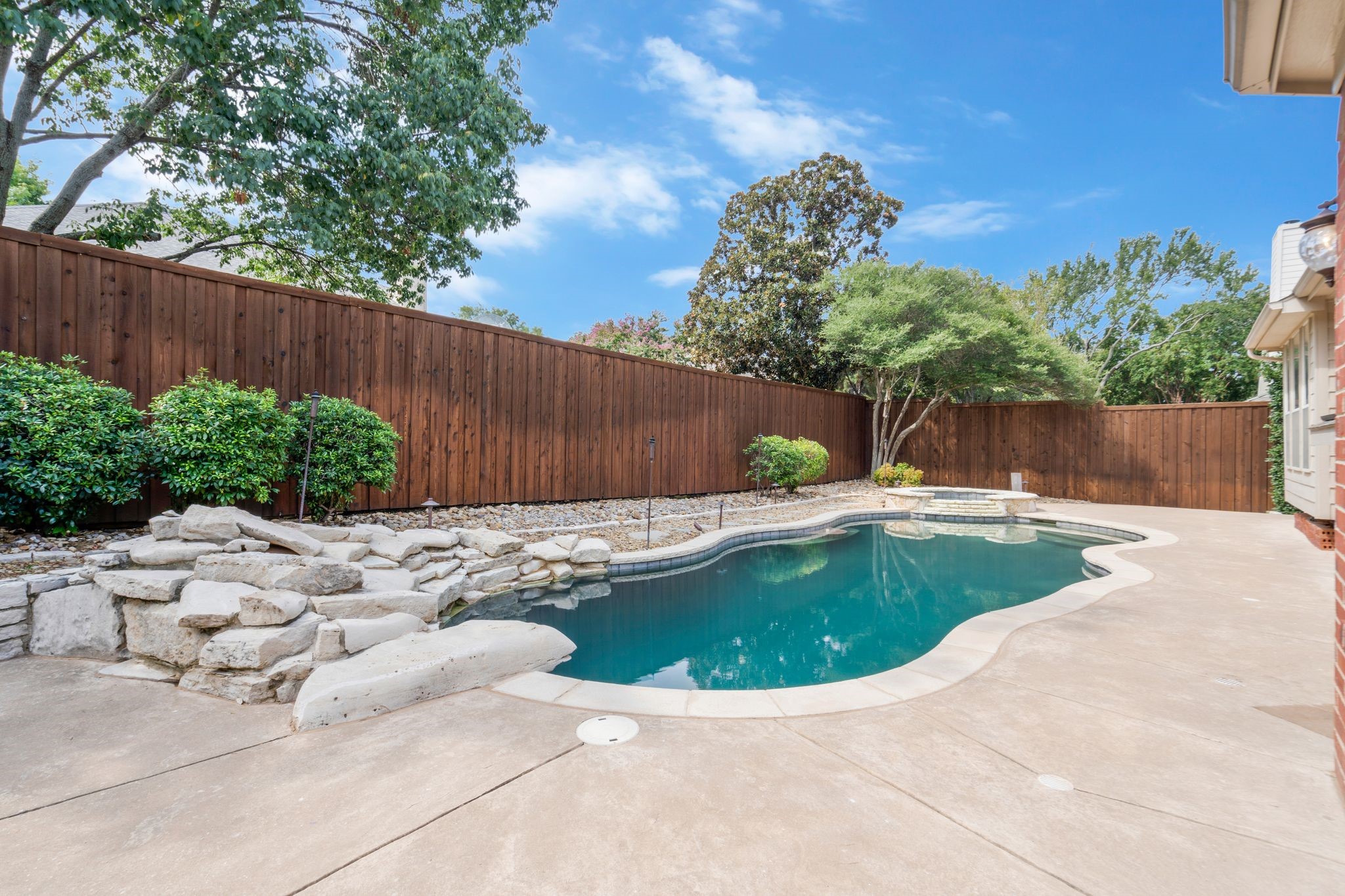 2401 Crockett Court