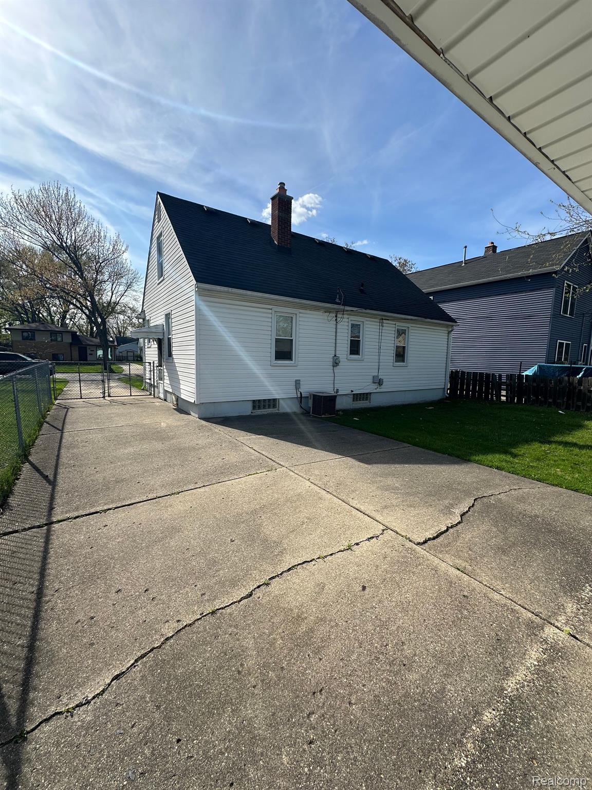 2446 BACON Avenue