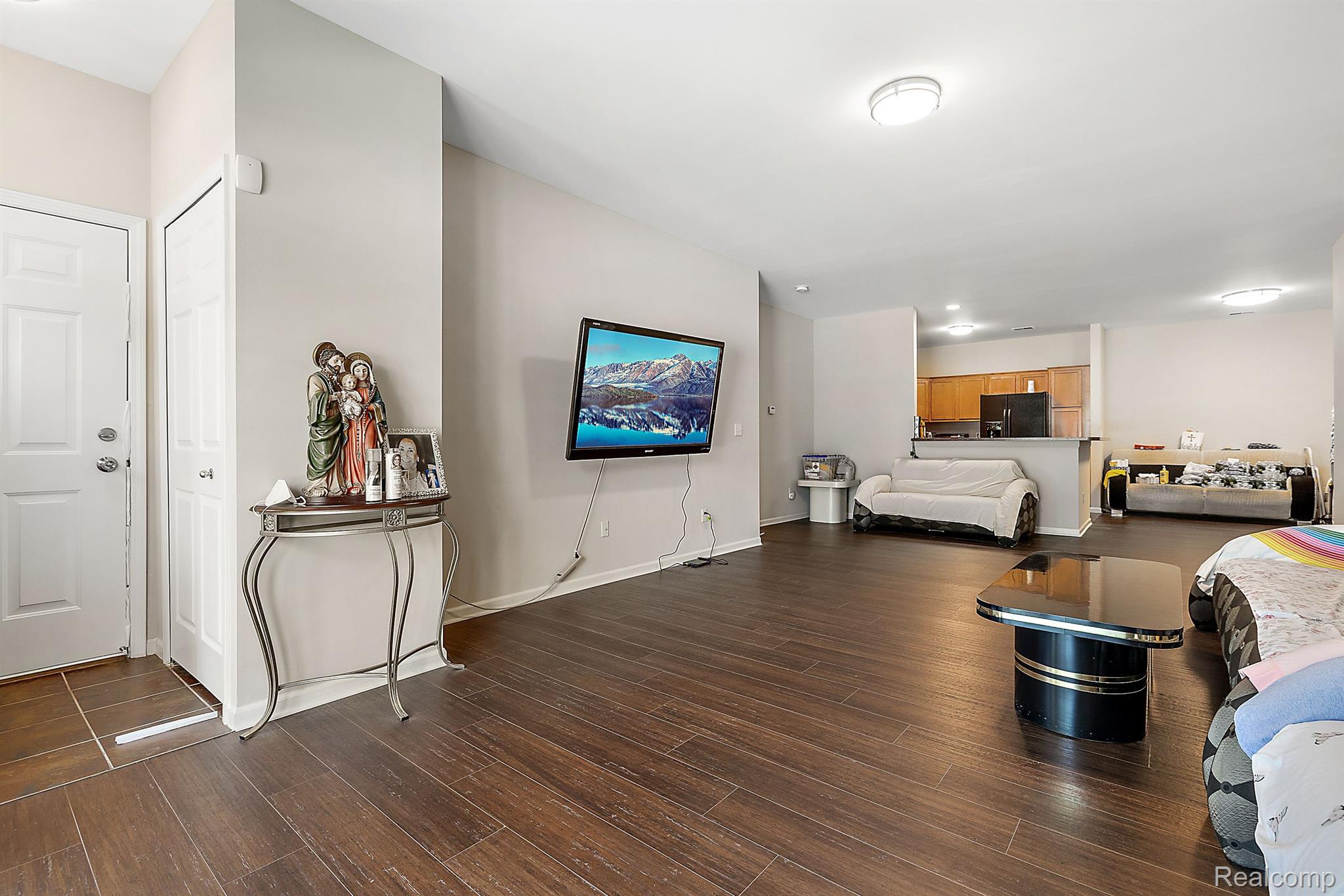 8475 HEYWOOD Circle