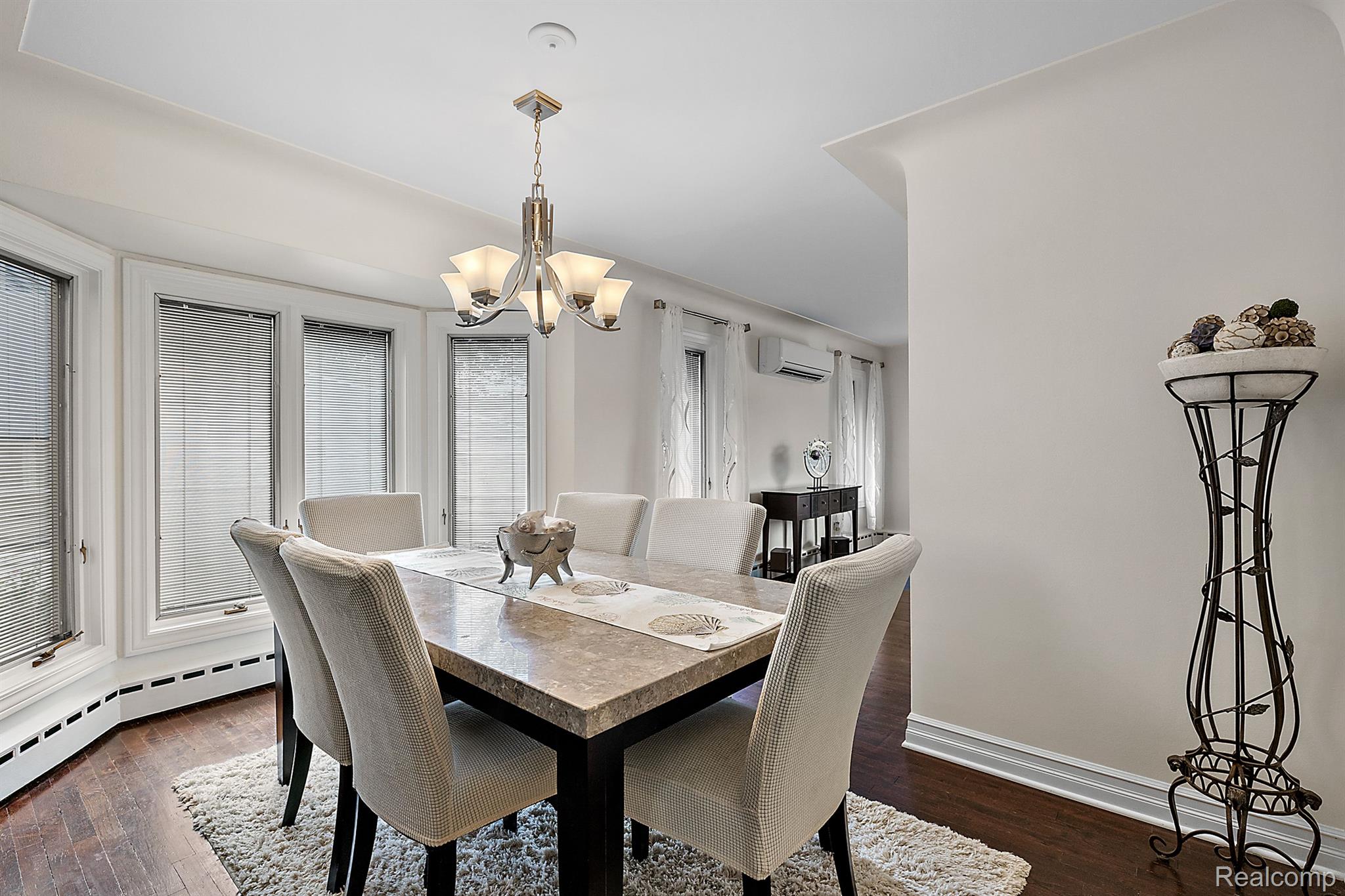 927 S LONG LAKE Boulevard