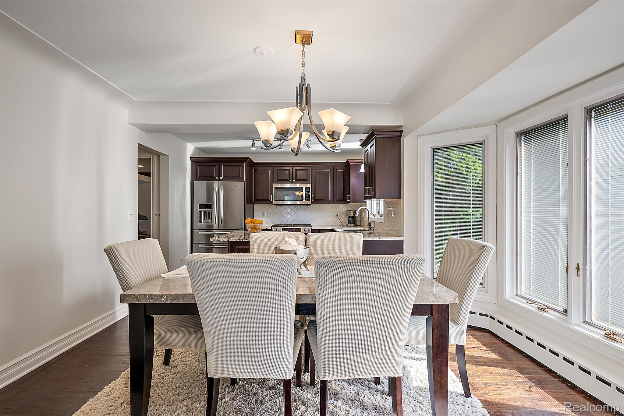 927 S LONG LAKE Boulevard