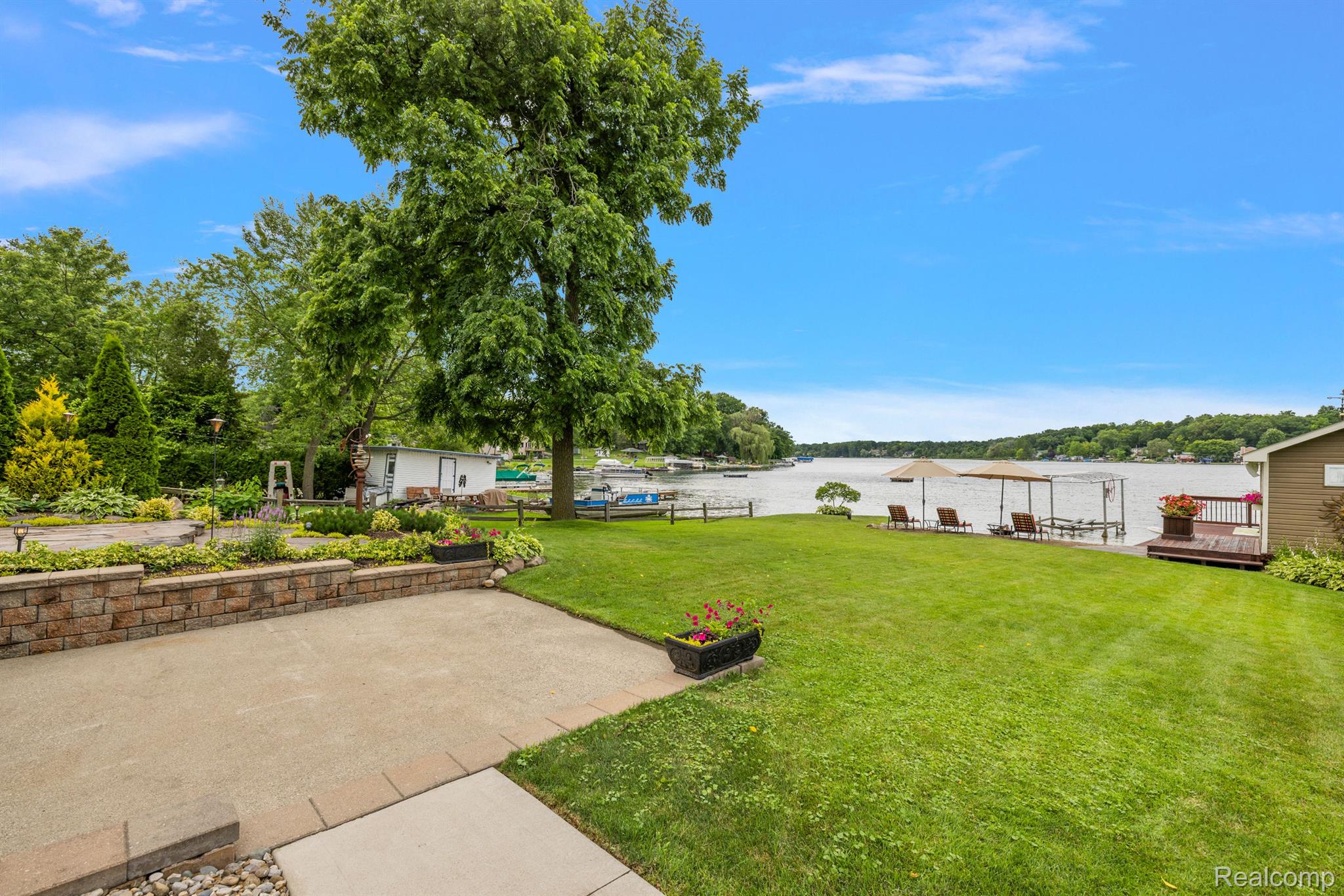 927 S LONG LAKE Boulevard