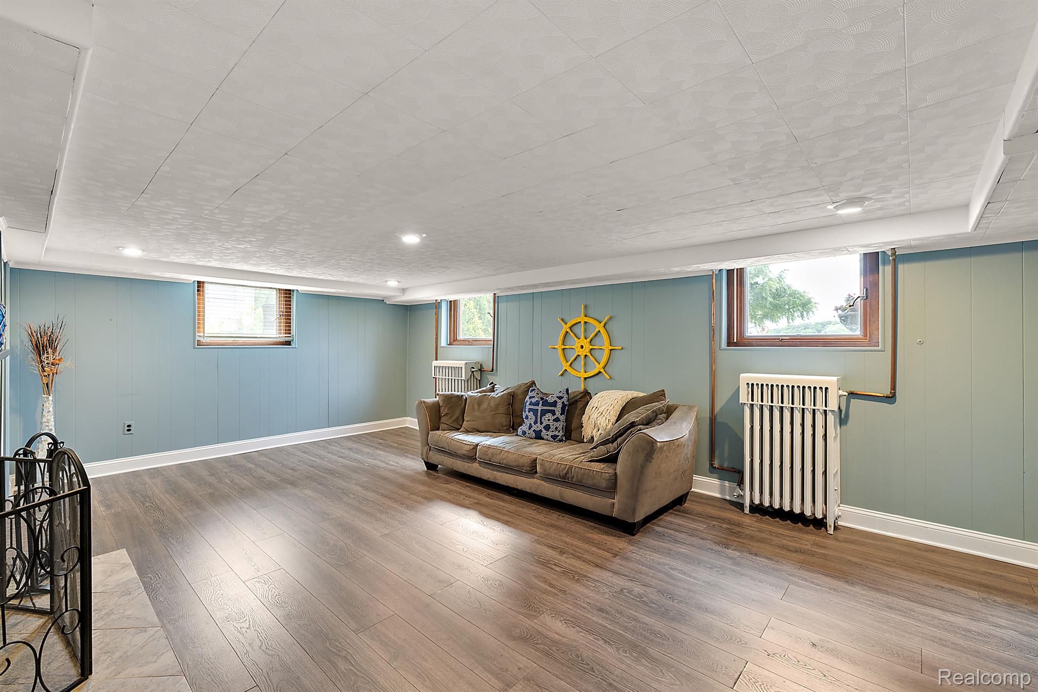 927 S LONG LAKE Boulevard