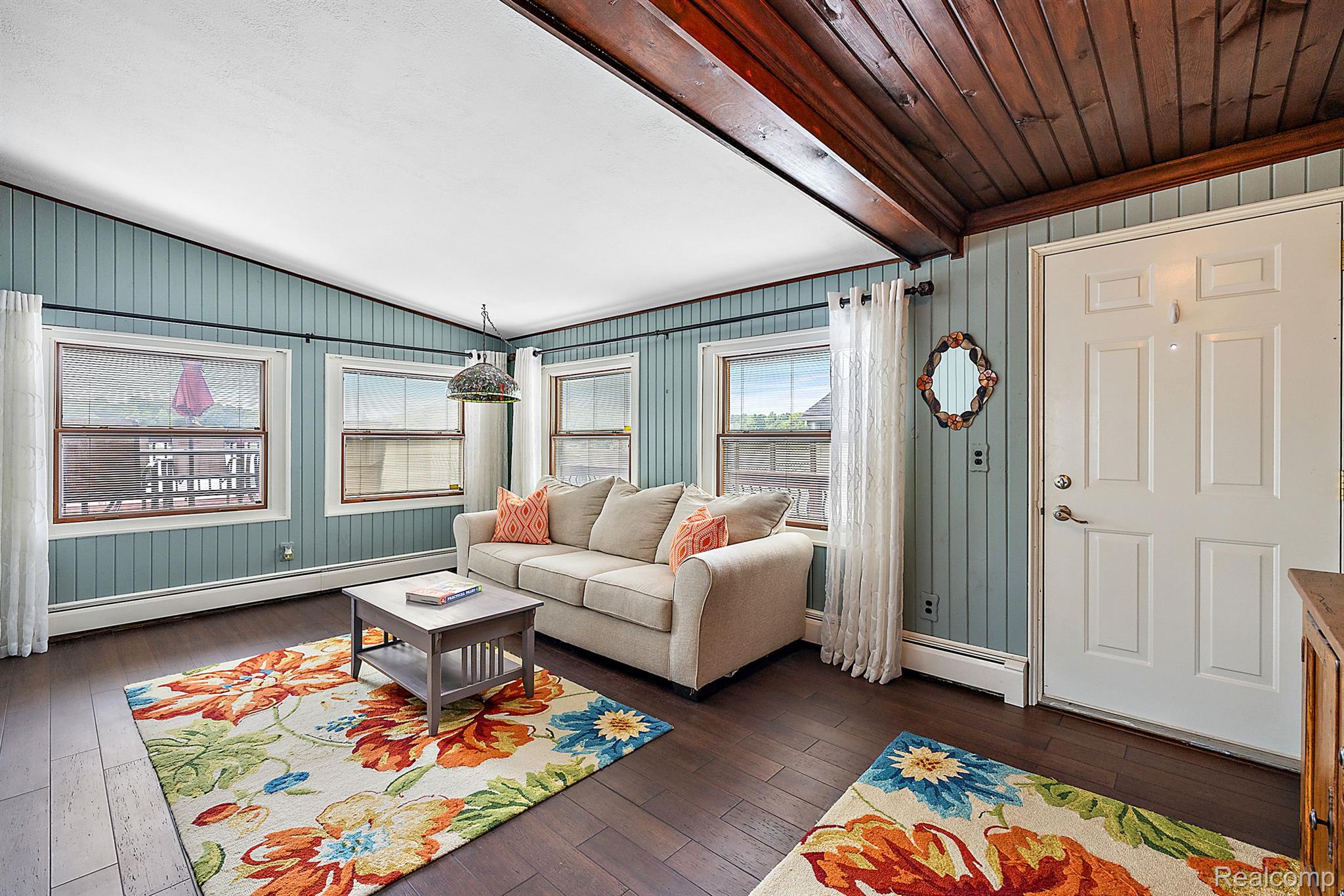 927 S LONG LAKE Boulevard