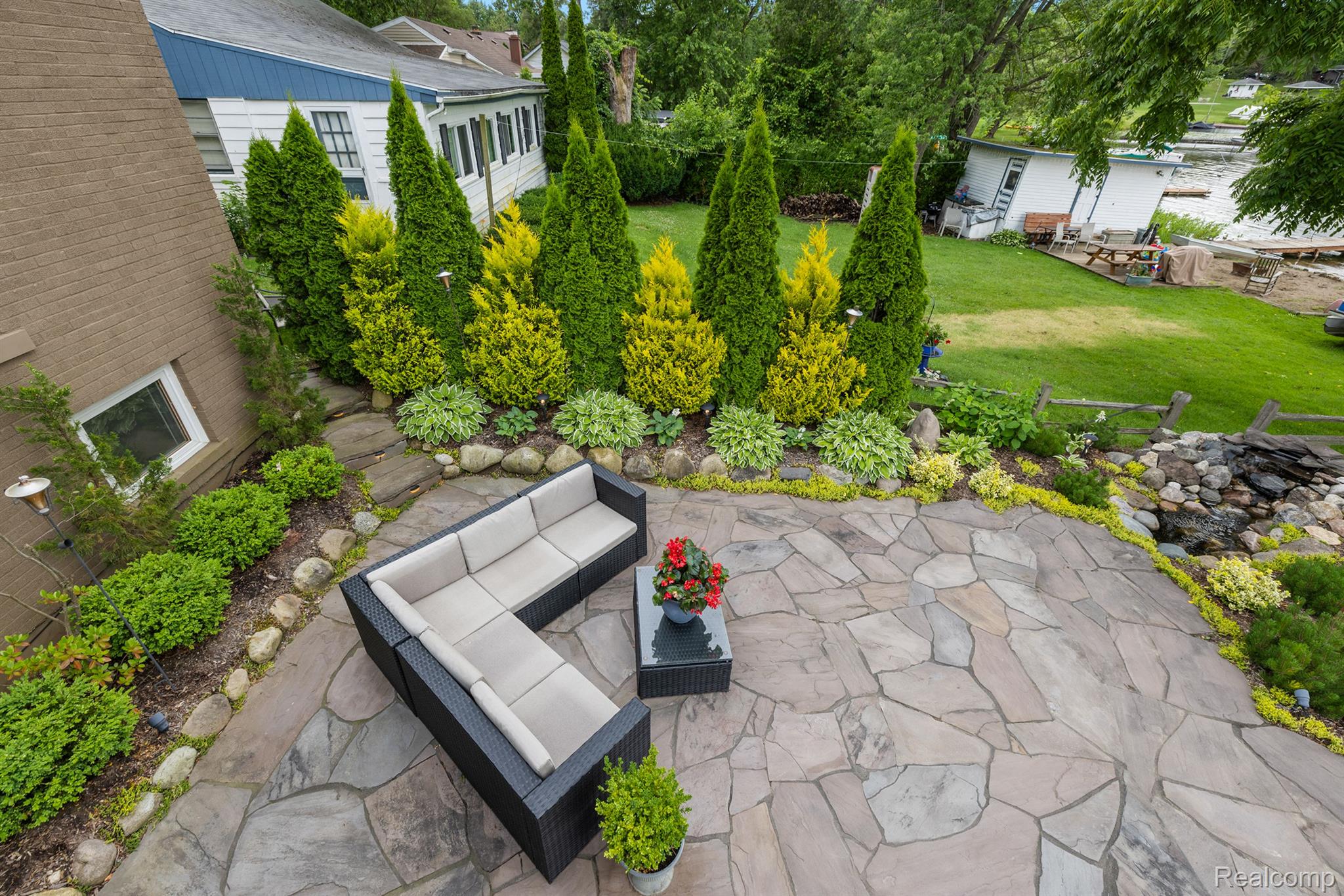 927 S LONG LAKE Boulevard