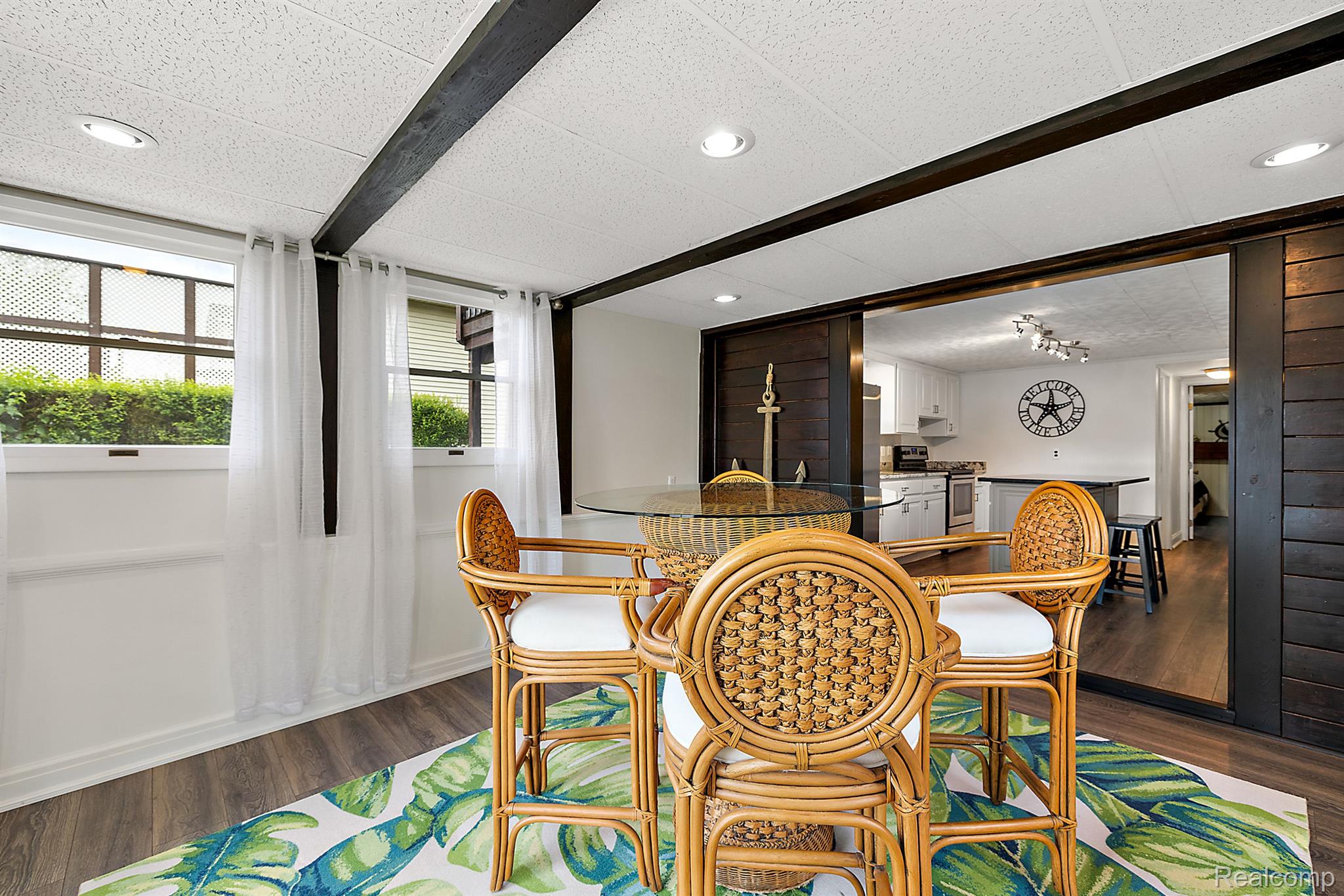 927 S LONG LAKE Boulevard