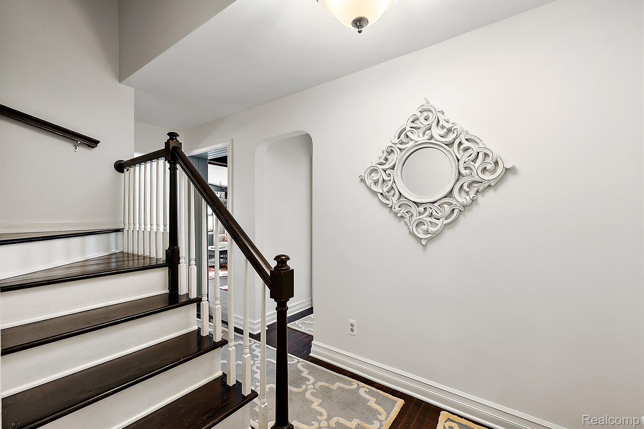 927 S LONG LAKE Boulevard