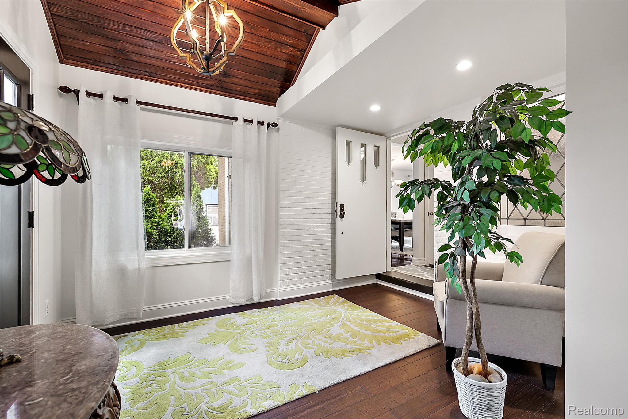 927 S LONG LAKE Boulevard