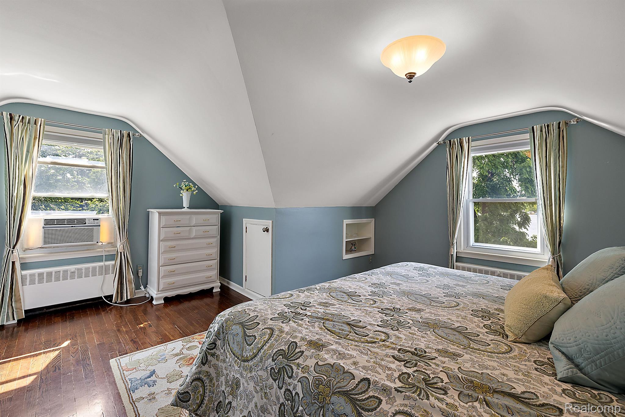 927 S LONG LAKE Boulevard