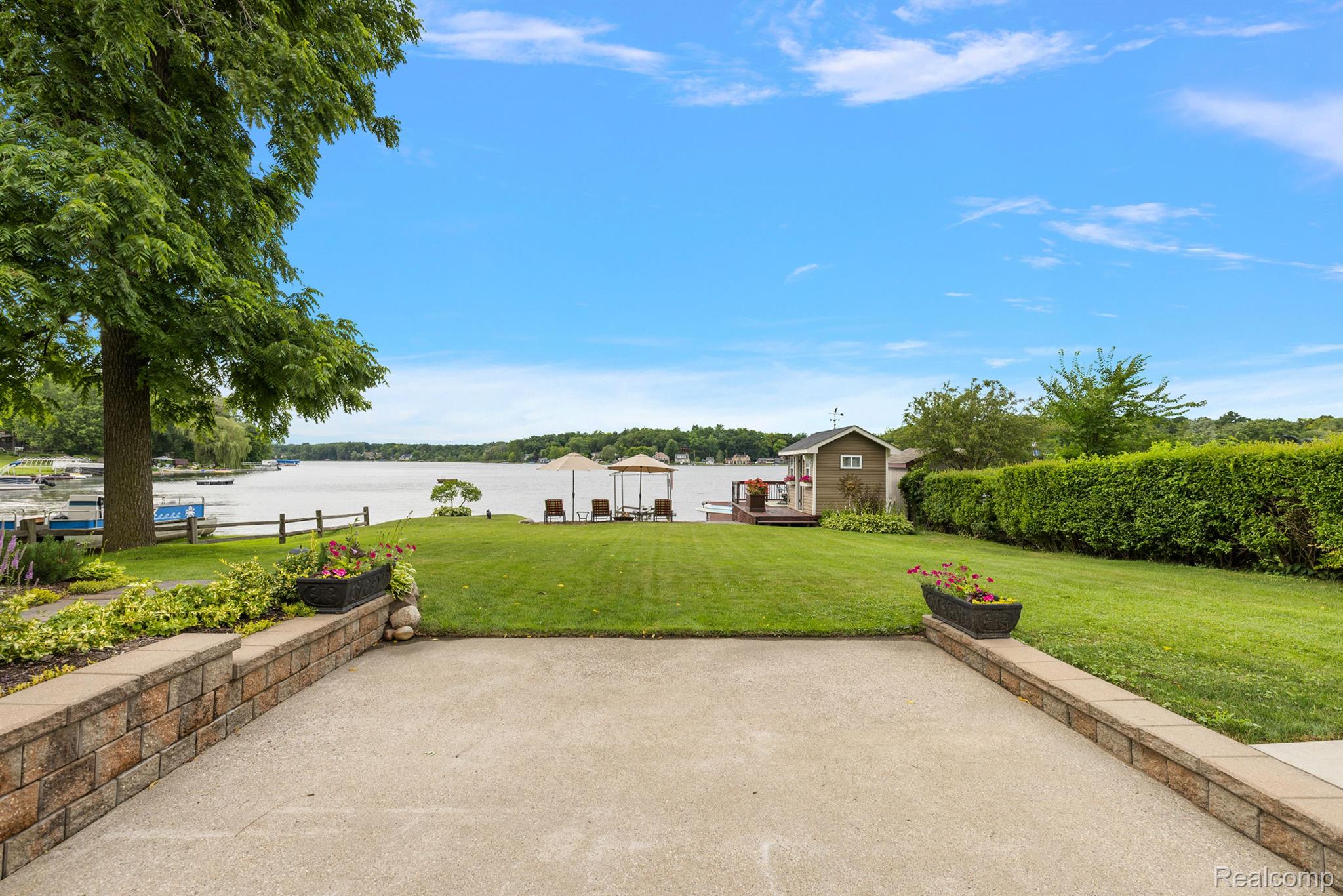 927 S LONG LAKE Boulevard