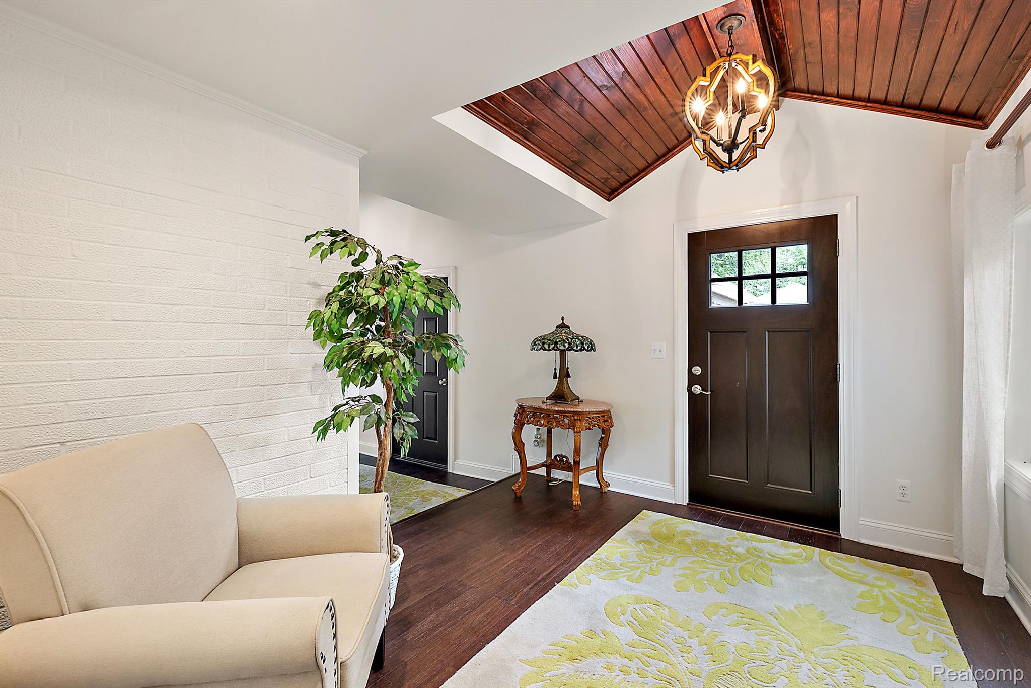 927 S LONG LAKE Boulevard