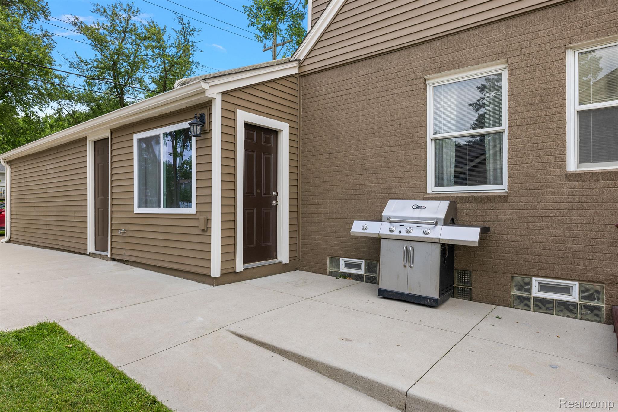 927 S LONG LAKE Boulevard