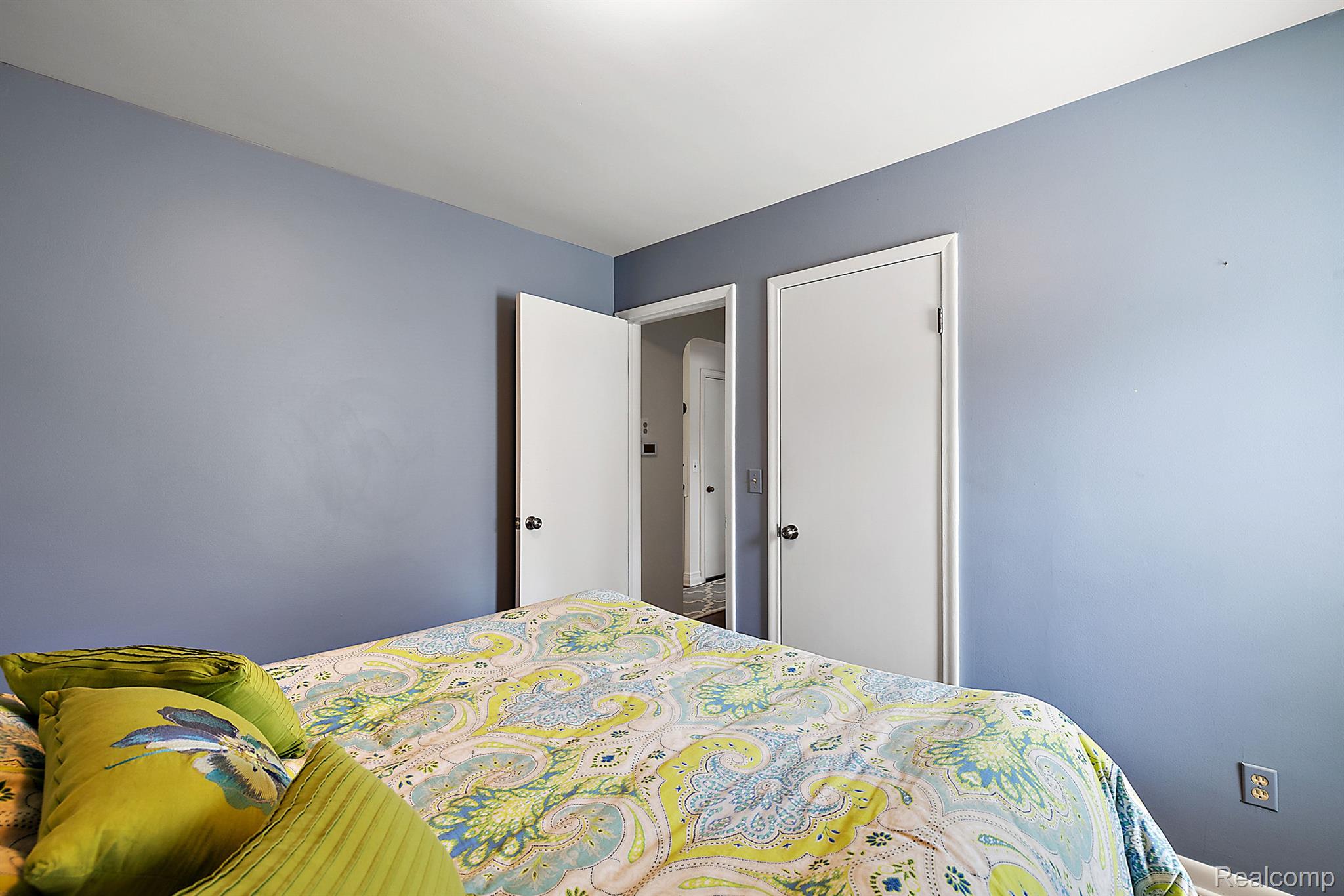 927 S LONG LAKE Boulevard