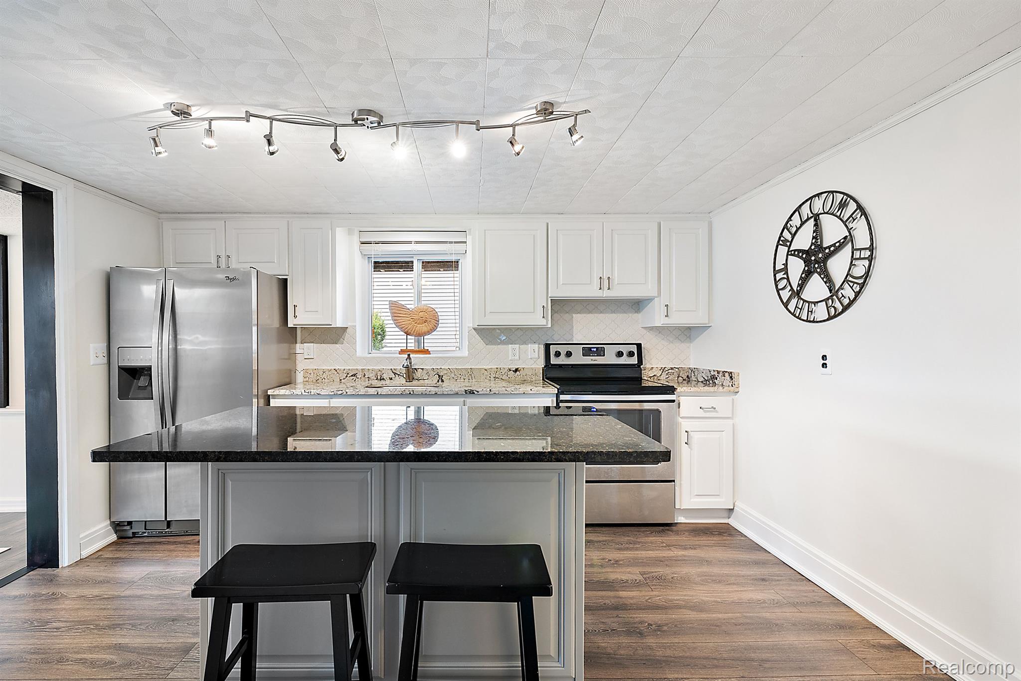 927 S LONG LAKE Boulevard