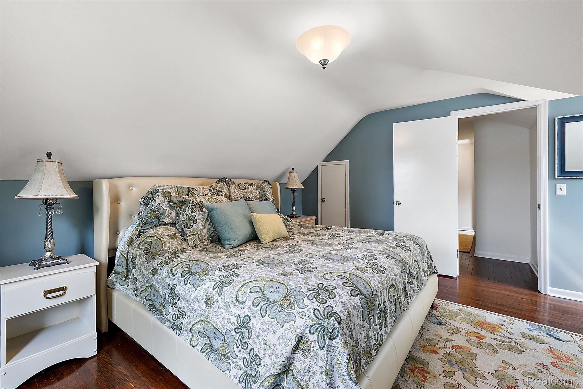 927 S LONG LAKE Boulevard