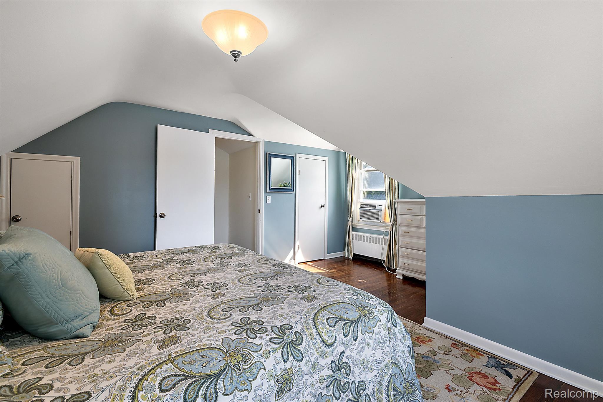 927 S LONG LAKE Boulevard