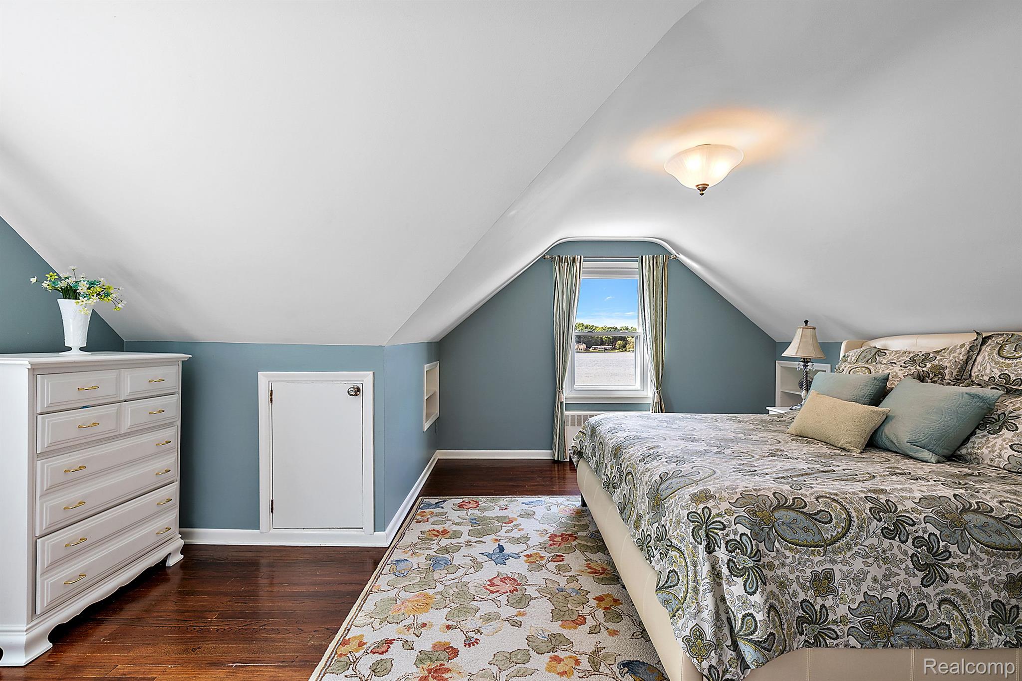 927 S LONG LAKE Boulevard