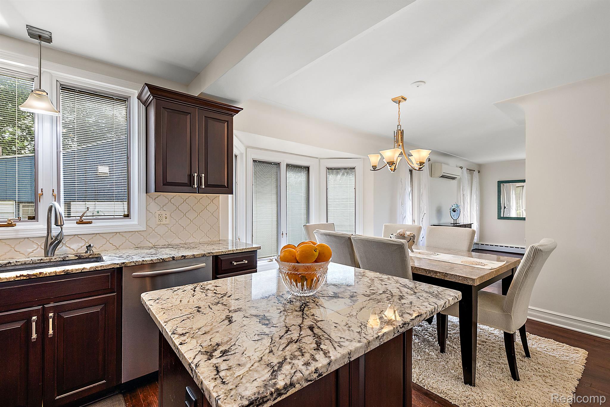 927 S LONG LAKE Boulevard