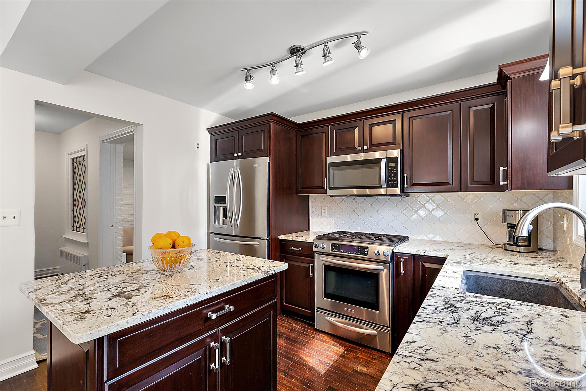 927 S LONG LAKE Boulevard