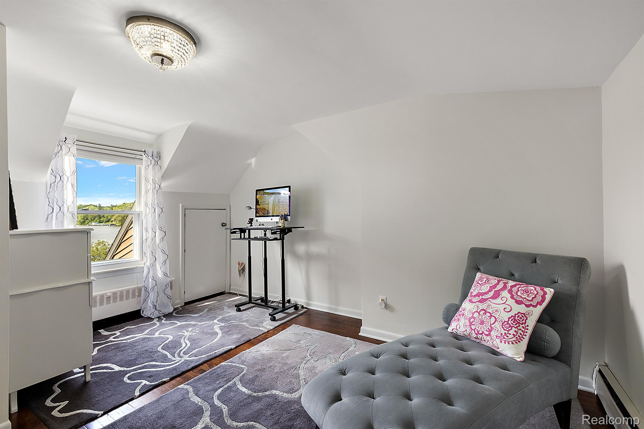 927 S LONG LAKE Boulevard