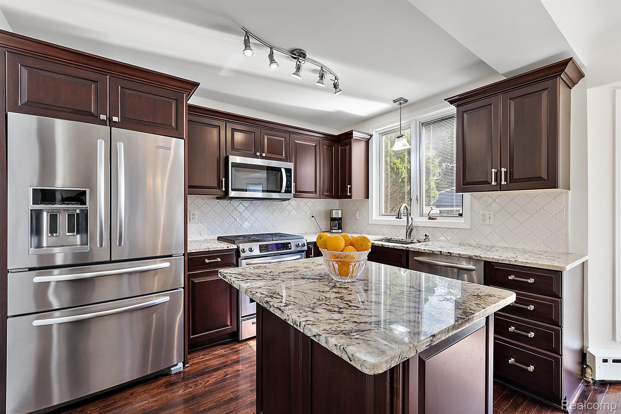 927 S LONG LAKE Boulevard