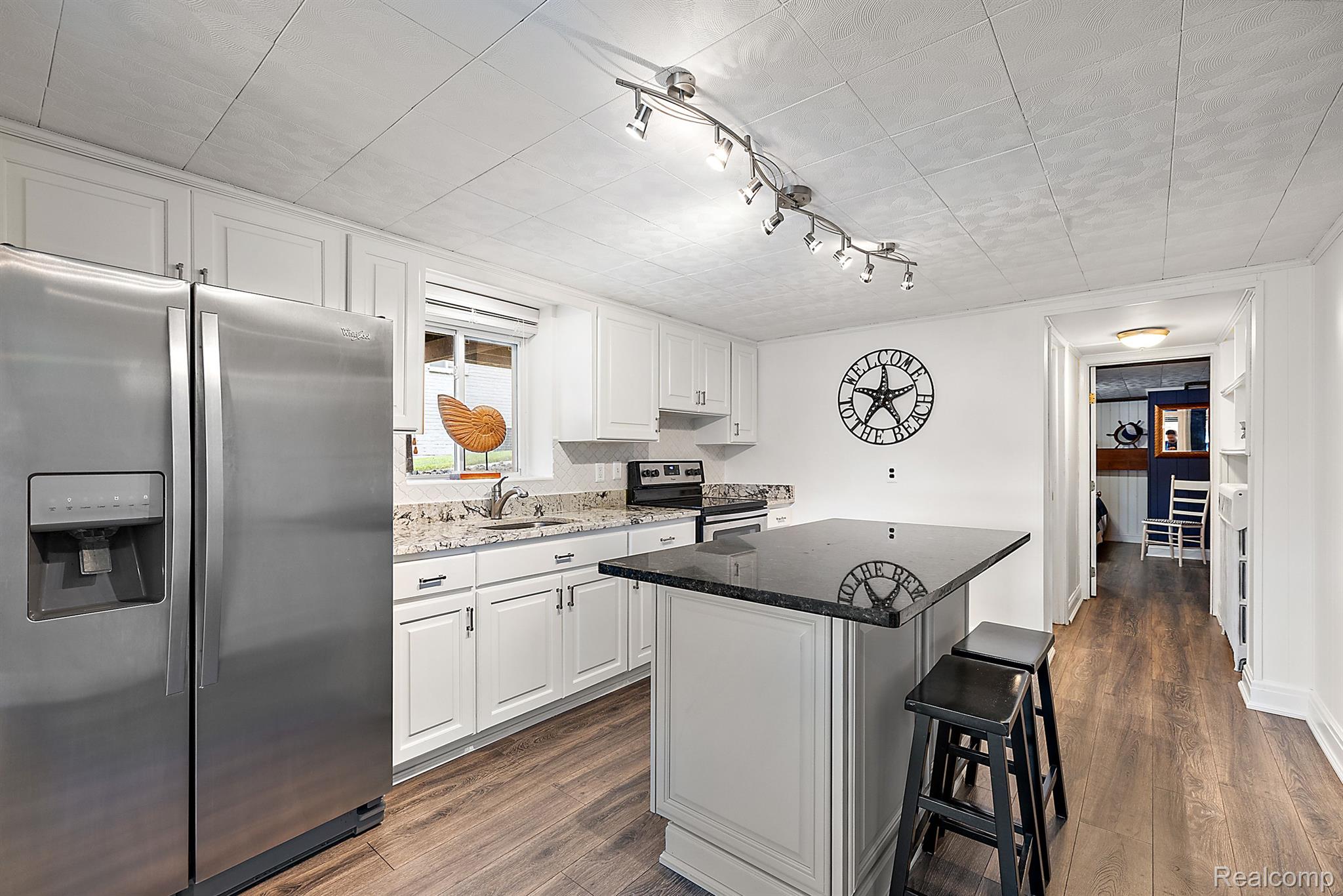 927 S LONG LAKE Boulevard