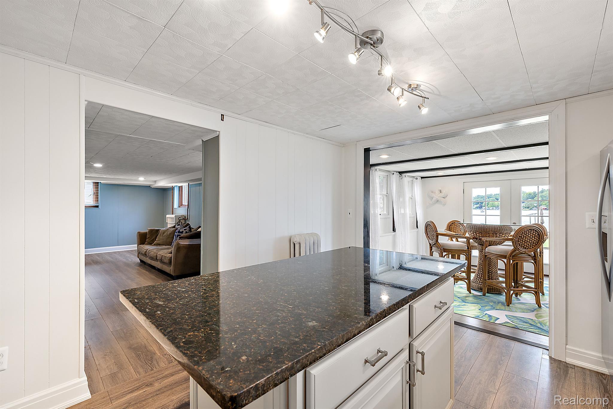 927 S LONG LAKE Boulevard