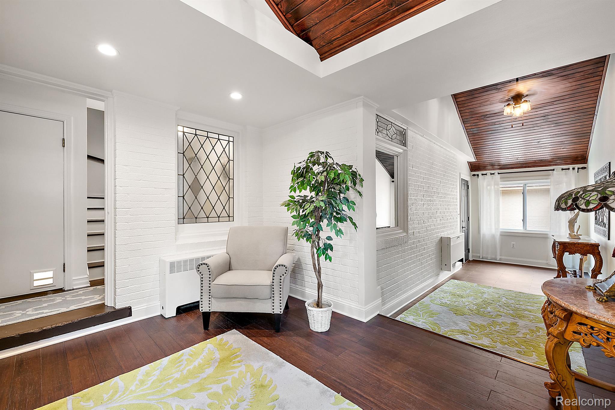 927 S LONG LAKE Boulevard