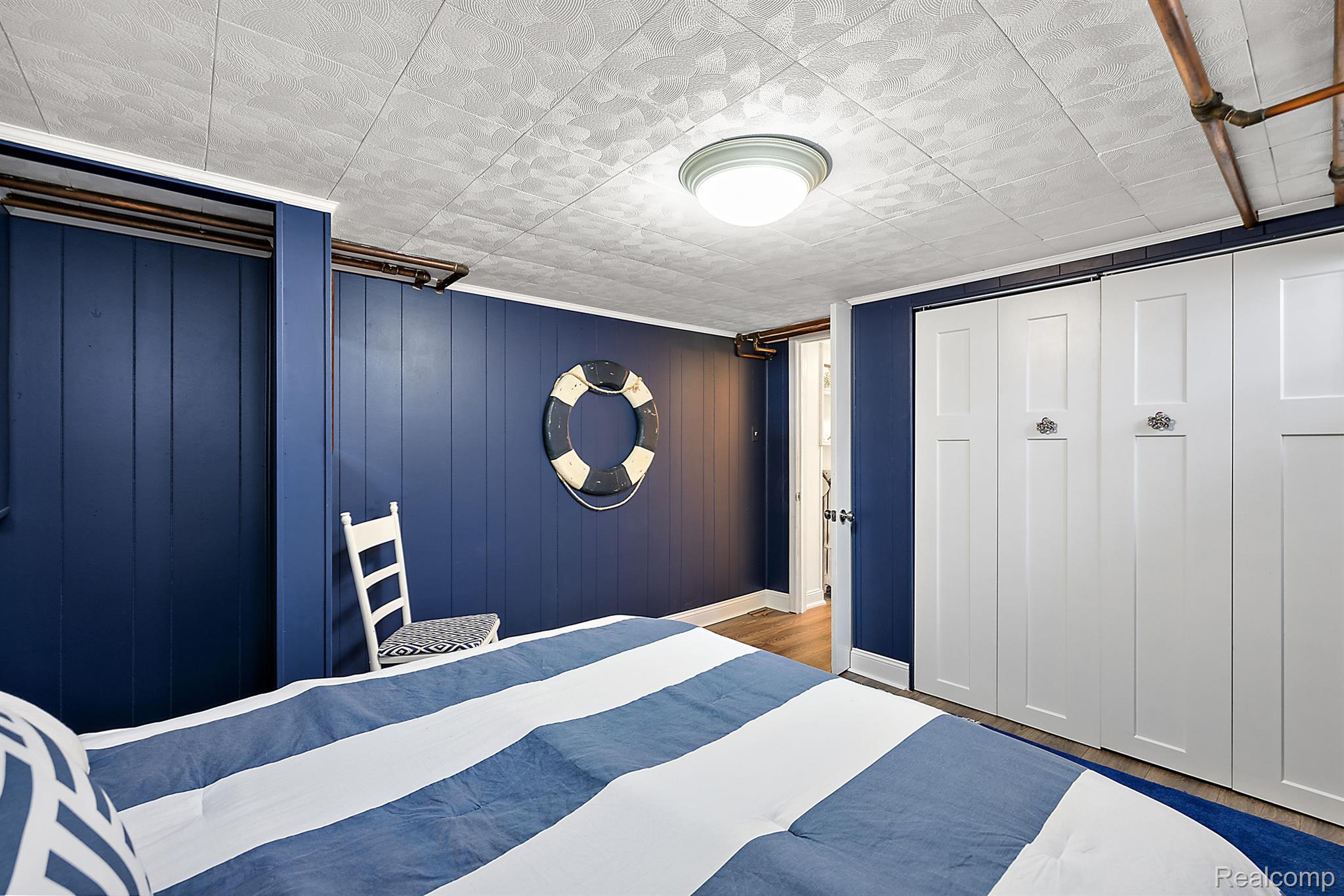 927 S LONG LAKE Boulevard