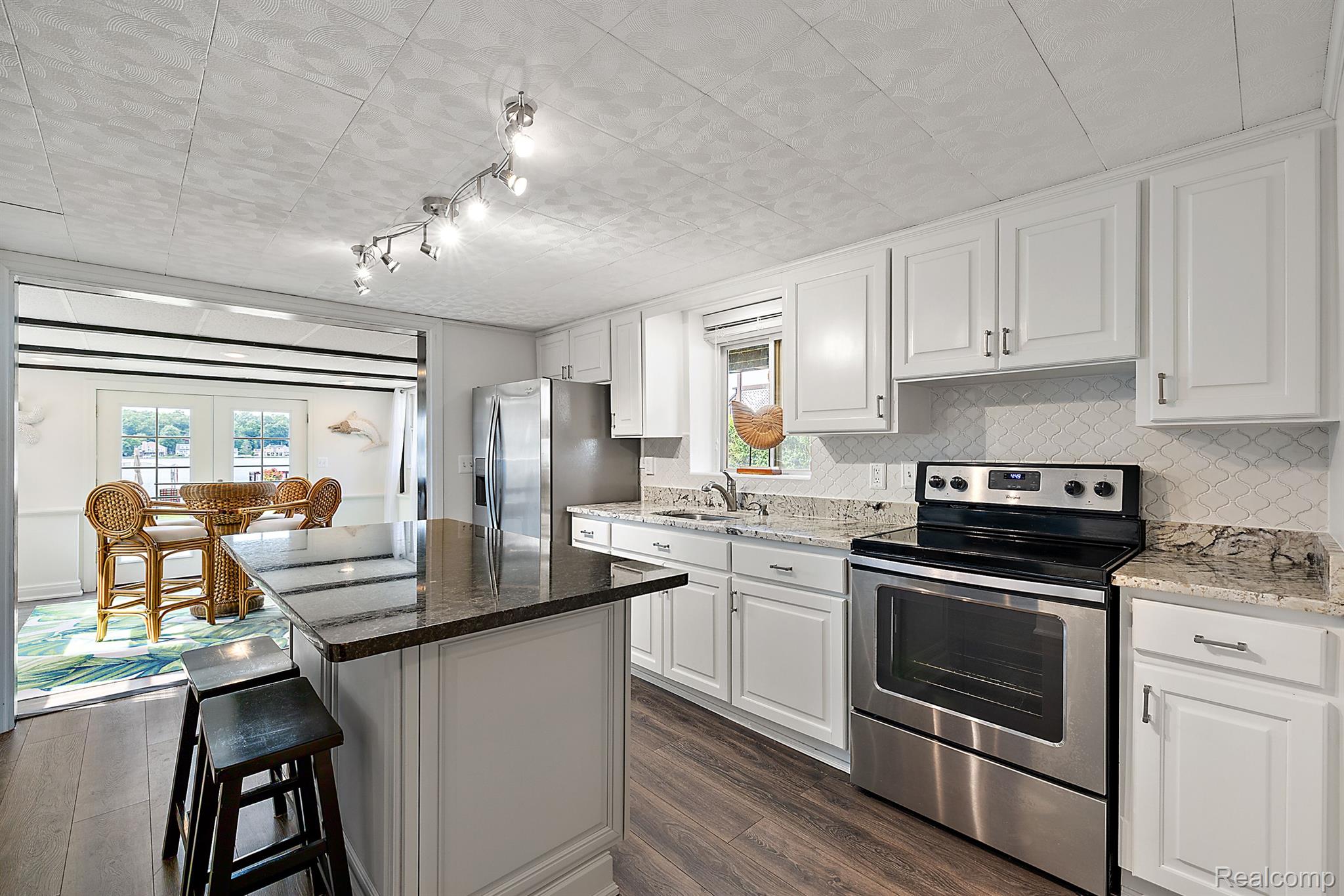 927 S LONG LAKE Boulevard