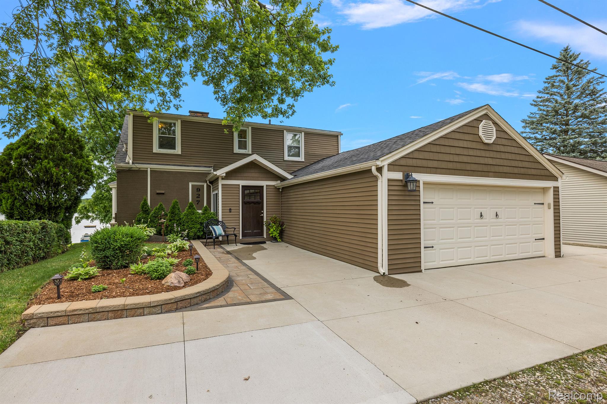 927 S LONG LAKE Boulevard