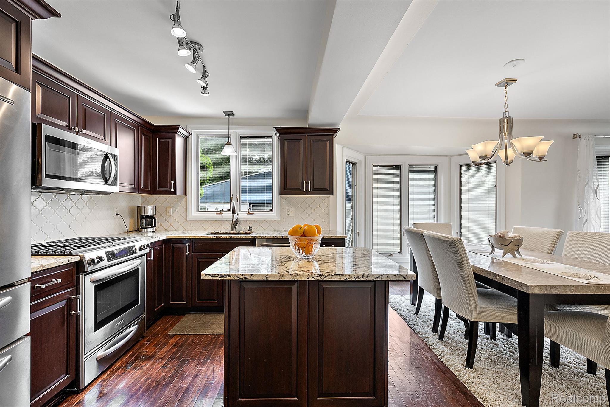 927 S LONG LAKE Boulevard