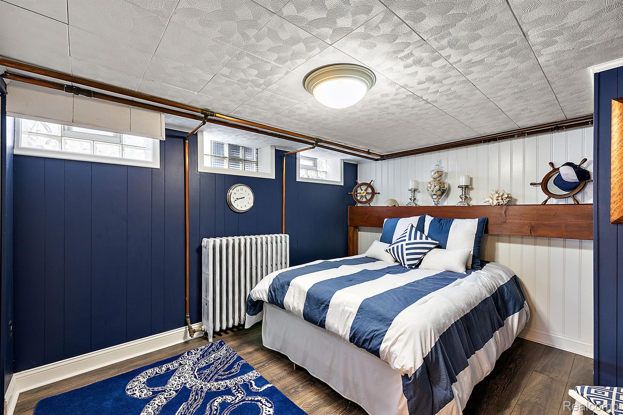 927 S LONG LAKE Boulevard