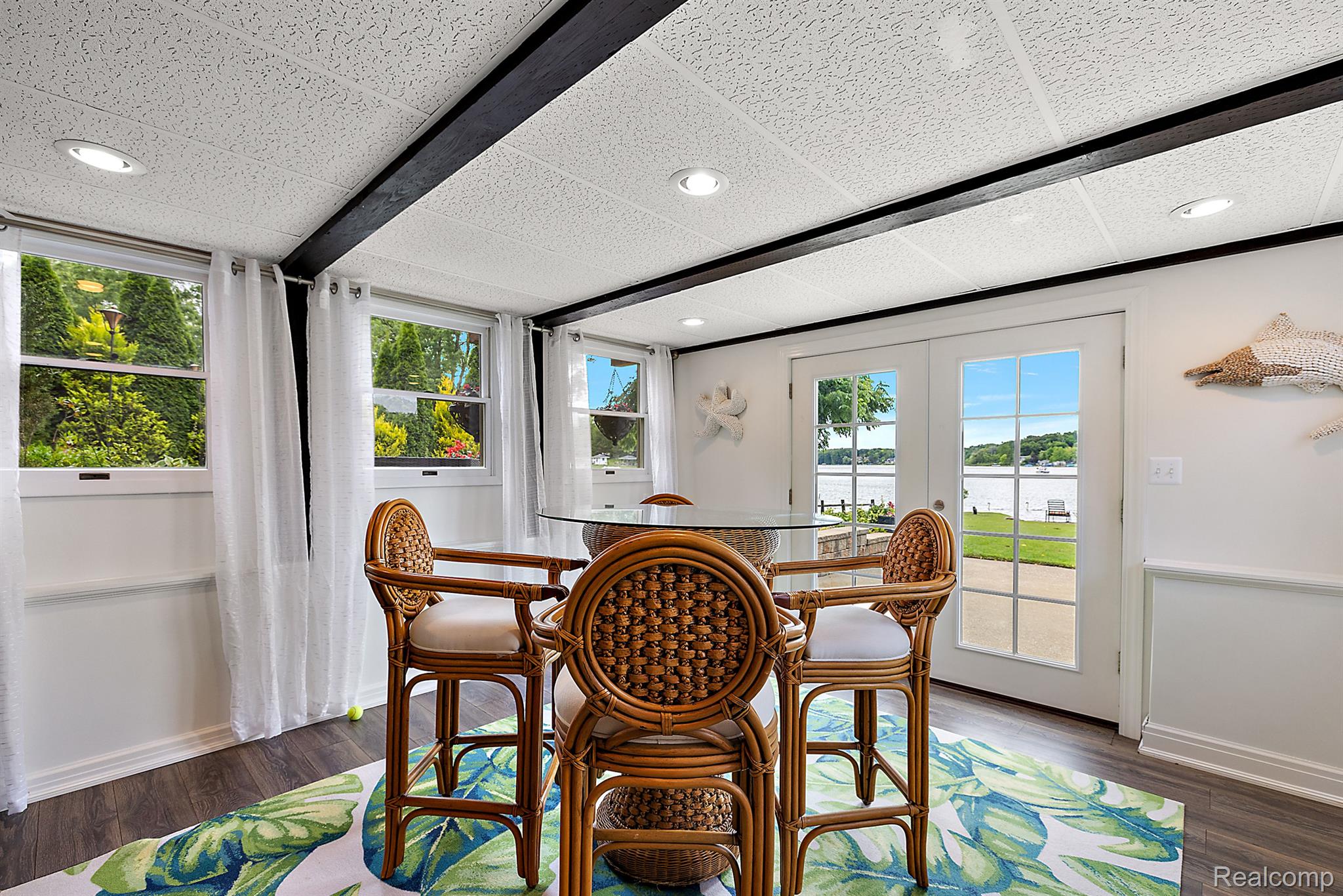 927 S LONG LAKE Boulevard