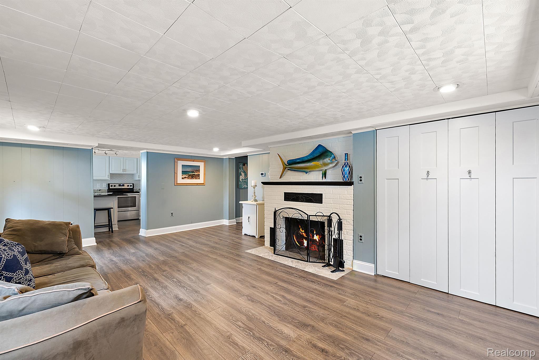 927 S LONG LAKE Boulevard