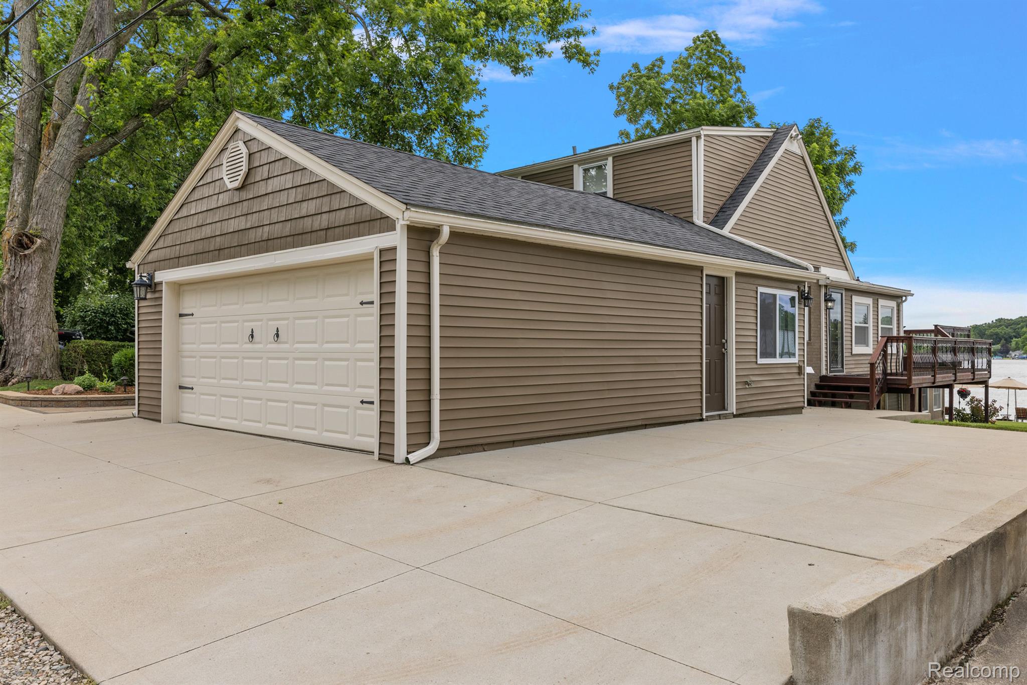 927 S LONG LAKE Boulevard