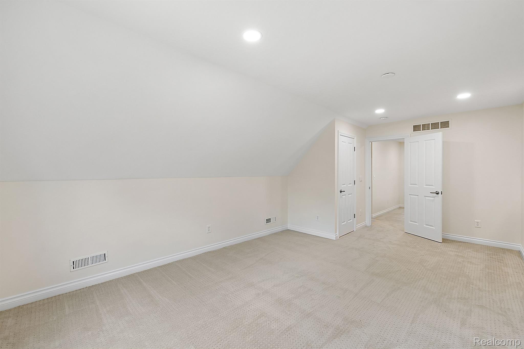 633 MOUNTAIN Circle