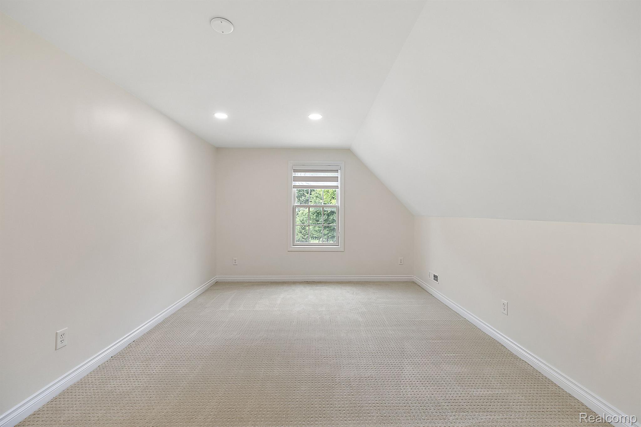 633 MOUNTAIN Circle