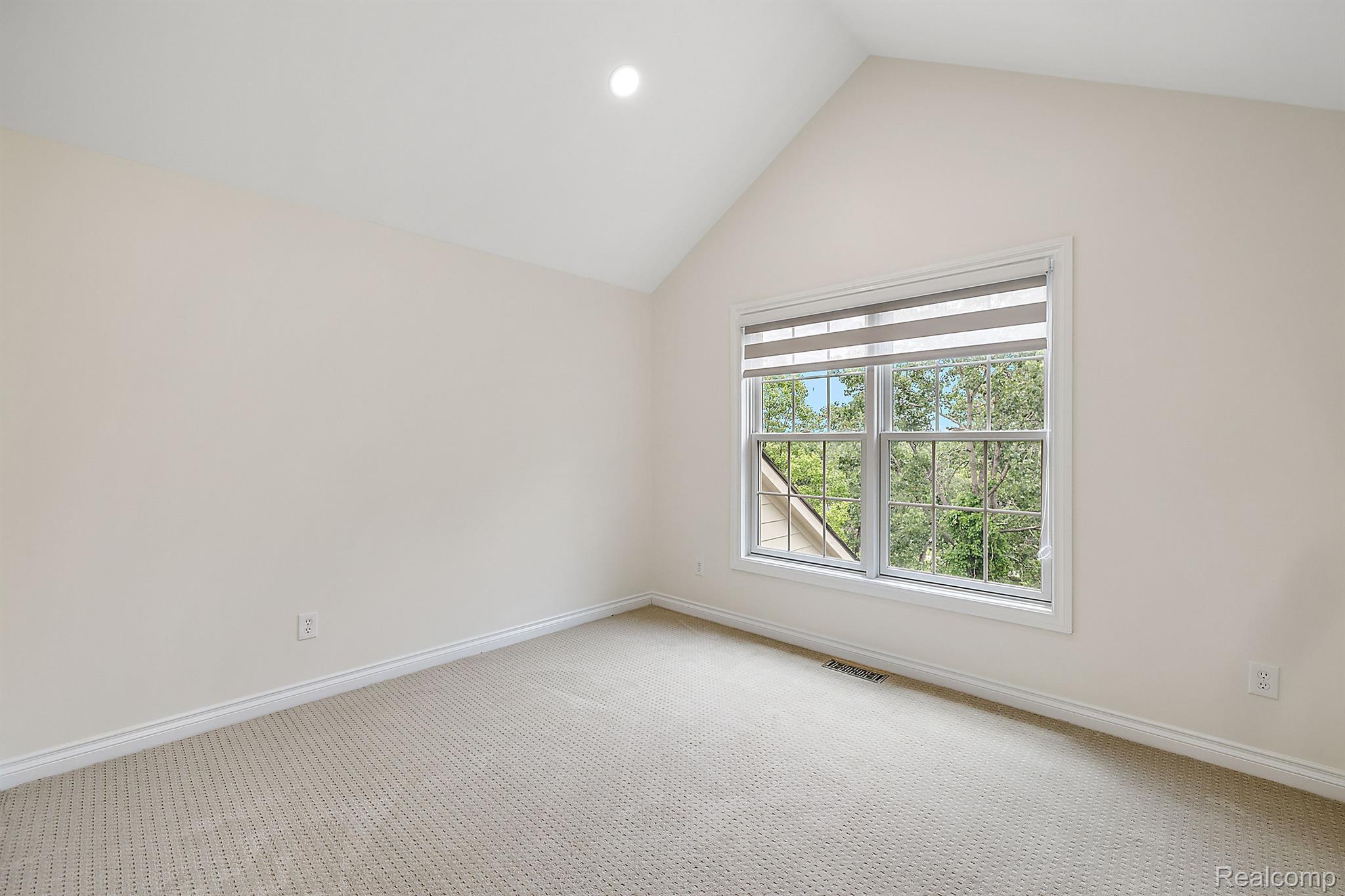 633 MOUNTAIN Circle