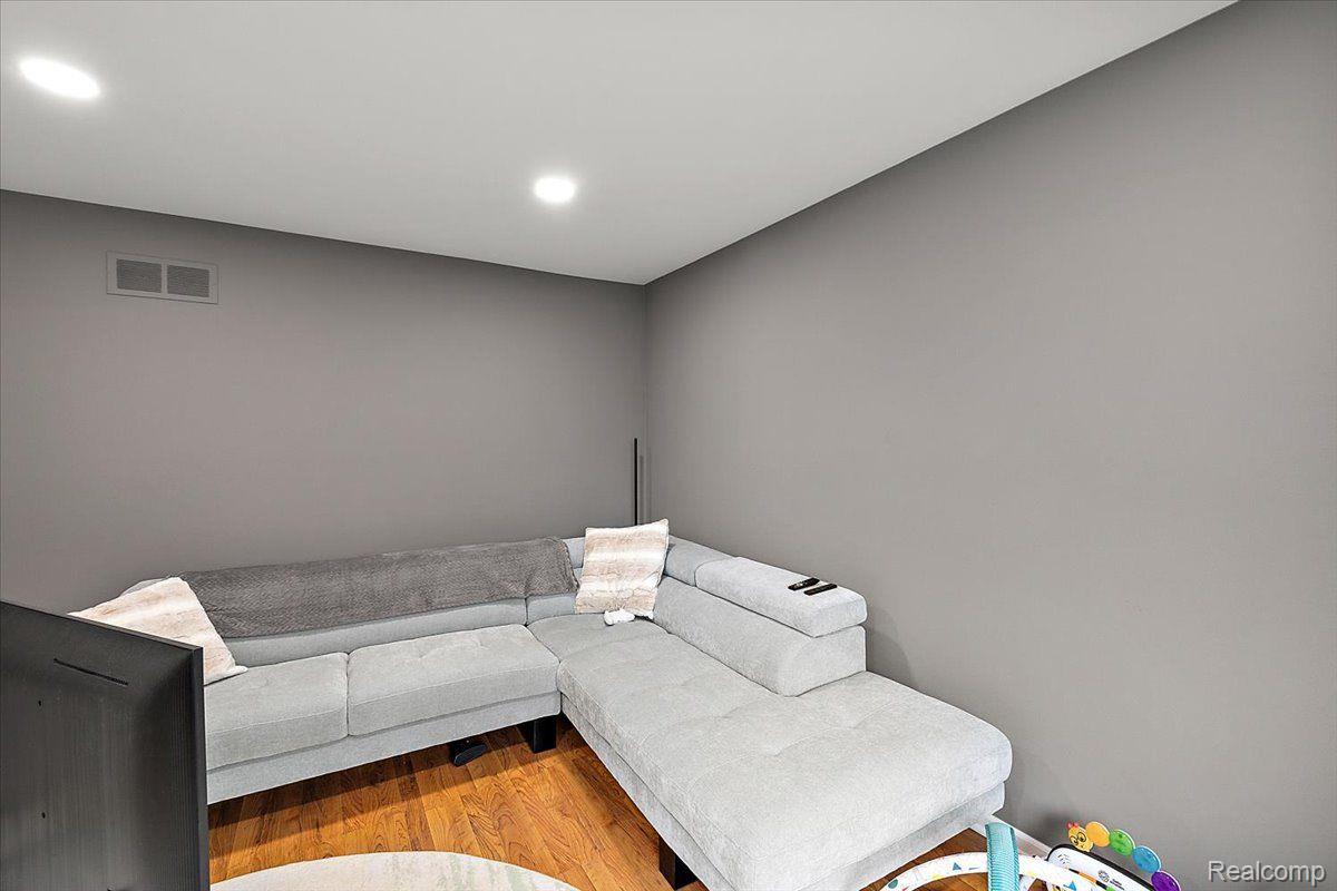 1335 BEMBRIDGE Drive