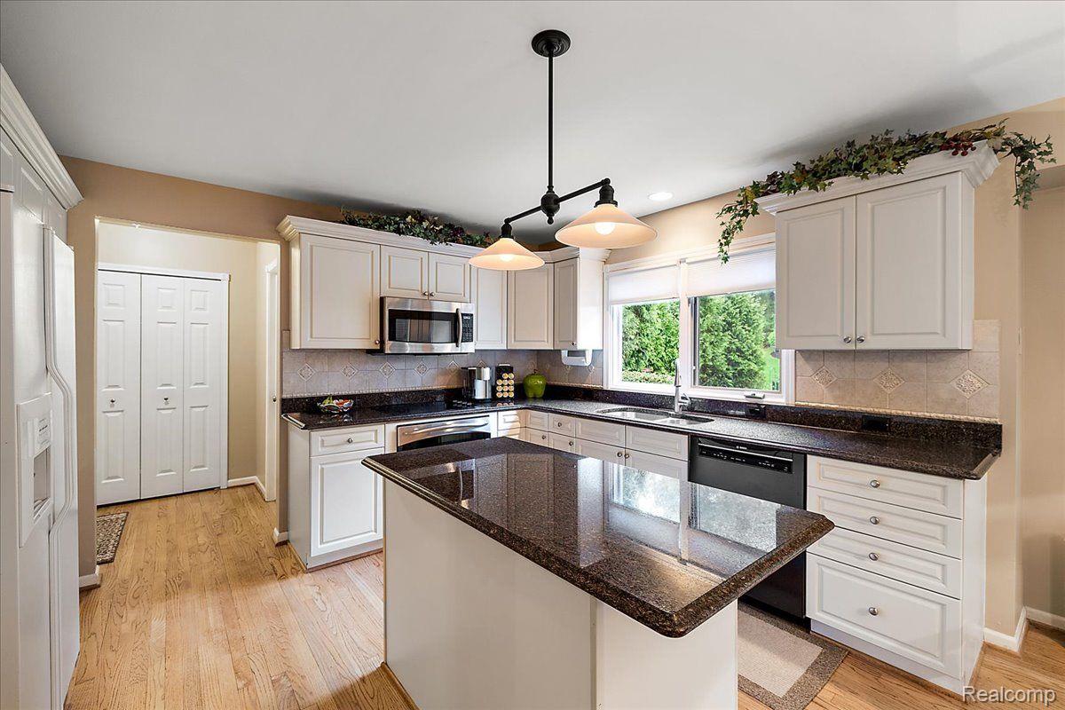 244 GLENMOOR Drive