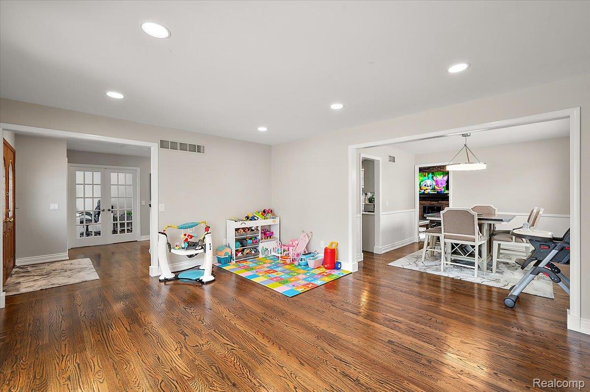 38275 Fleetwood Drive