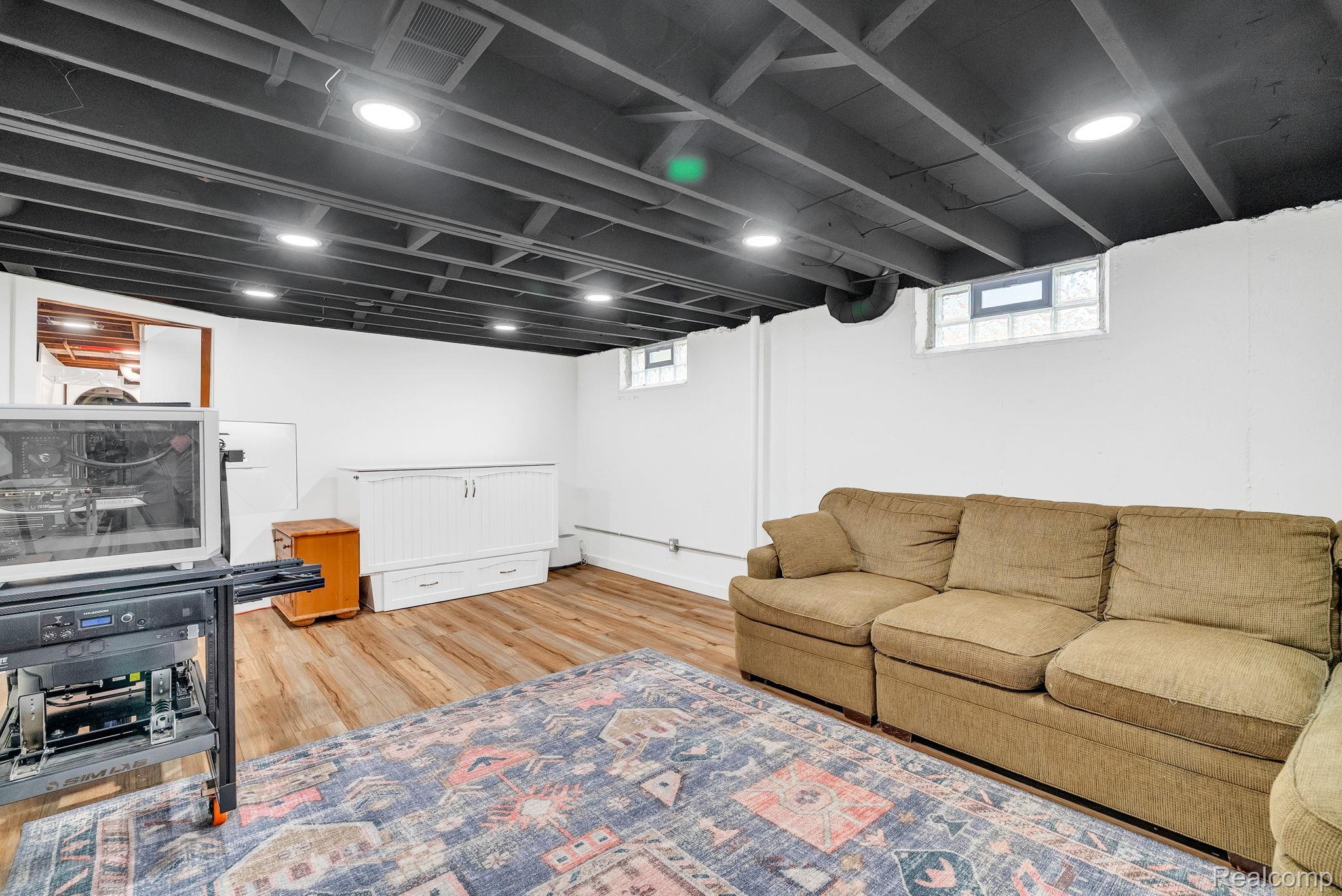 2287 Moorhouse Street