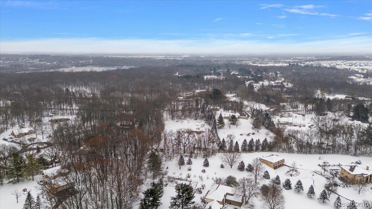 700 W Maple Road